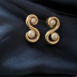 Gold Tone Vintage Swirl Pearl Pierced Earrings